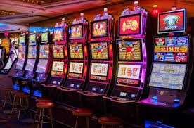 Meja live dealer Sic Bo dengan tiga dadu profesional